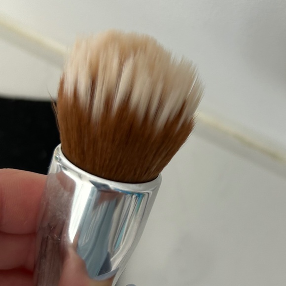 Clinique Foundation Buff Brush - Picture 2 of 2